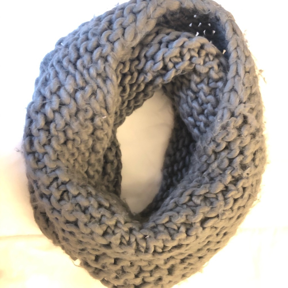 H&M Gray Chunky Circle Scarf